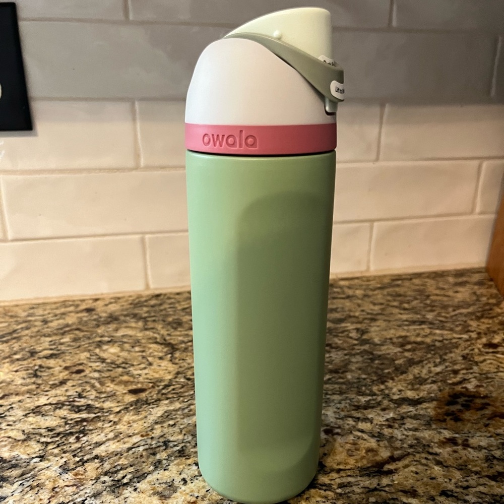 NEW 24 oz Owala FreeSip Insulated Water Bottle with Locking Push-Button Lid